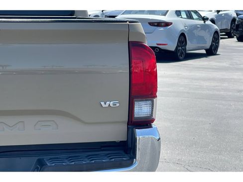 Used 2018 Toyota Tacoma SR5 RWD image 17