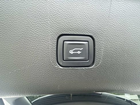 Used 2023 Chevrolet Traverse LT w/ LT Premium Package AWD/4WD image 12