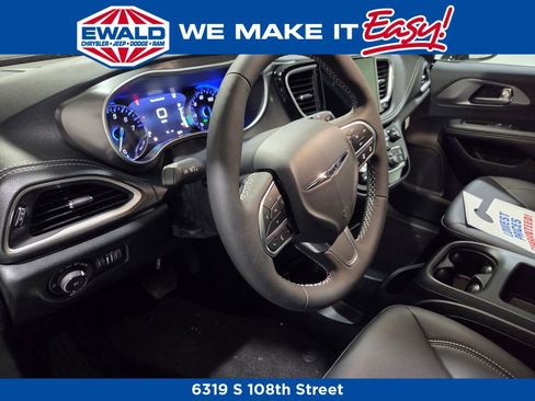 New 2026 Chrysler Pacifica Select image 5