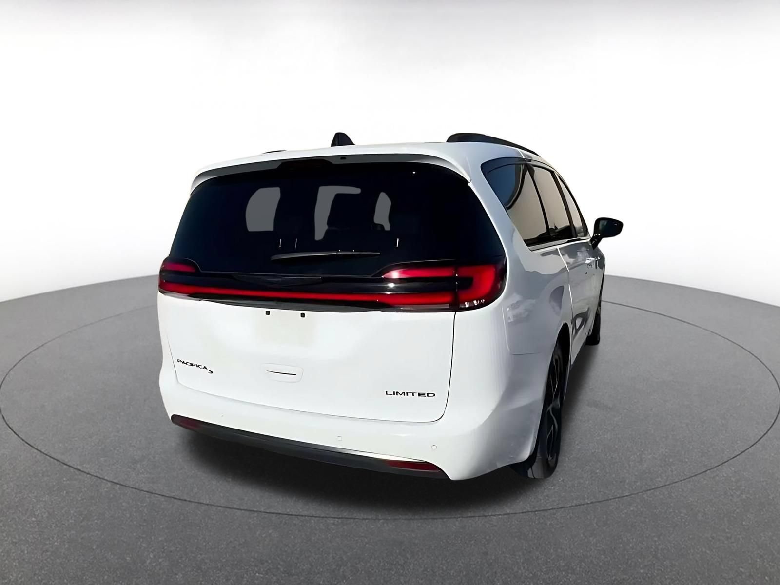 Used 2025 Chrysler Pacifica Limited FWD image 13