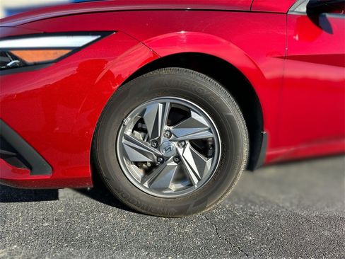 Used 2025 Hyundai Elantra SE image 17