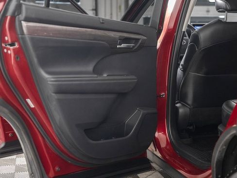 Used 2021 Toyota Highlander Platinum image 45