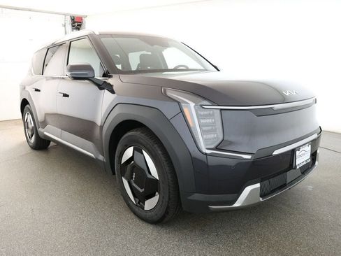 Used 2025 Kia EV9 Wind image 3