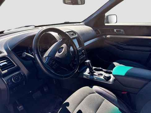 Used 2018 Ford Explorer XLT w/ Equipment Group 202A image 10