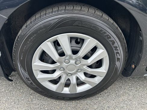 Used 2014 Toyota Camry LE FWD image 9