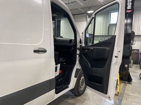 Used 2019 Mercedes-Benz Sprinter 144 image 9