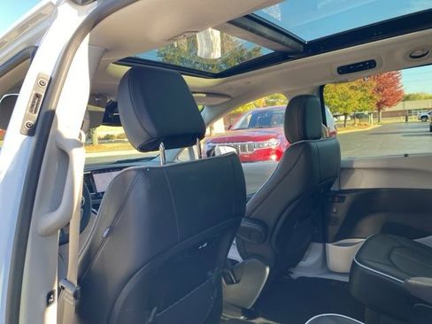 Used 2024 Chrysler Pacifica Limited image 24