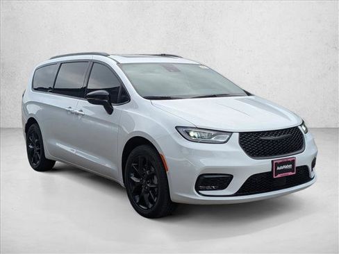 New 2026 Chrysler Pacifica Limited image 6