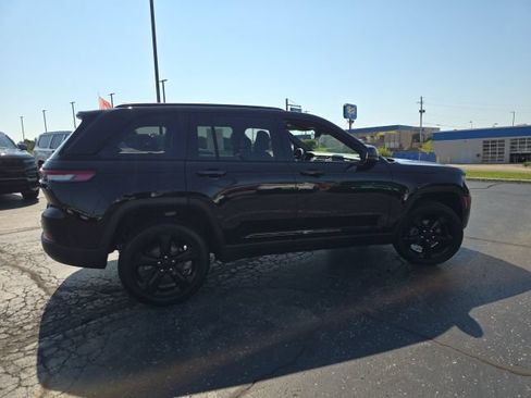 Used 2025 Jeep Grand Cherokee Altitude AWD/4WD image 7