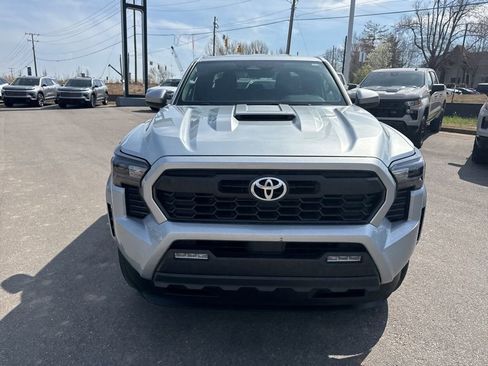 Used 2025 Toyota Tacoma TRD Sport AWD/4WD image 8