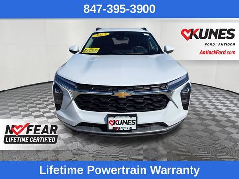 Used 2025 Chevrolet Trax LT FWD image 2