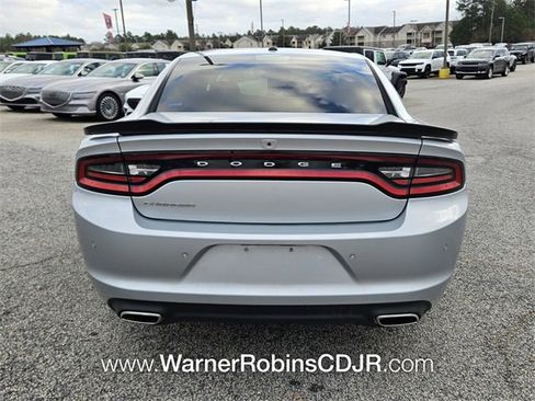 Used 2019 Dodge Charger SXT image 10