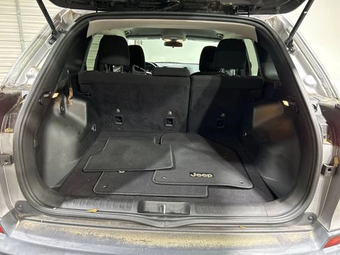 Used 2019 Jeep Cherokee Latitude w/ Popular Appearance Group image 15