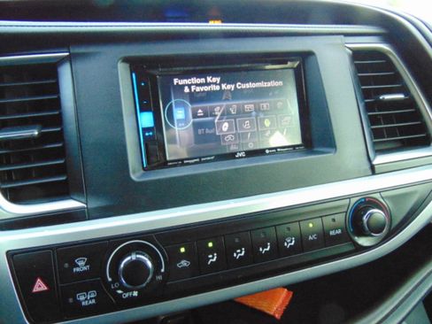 Used 2016 Toyota Highlander LE FWD image 19