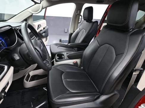 Used 2024 Chrysler Pacifica Touring-L FWD image 23
