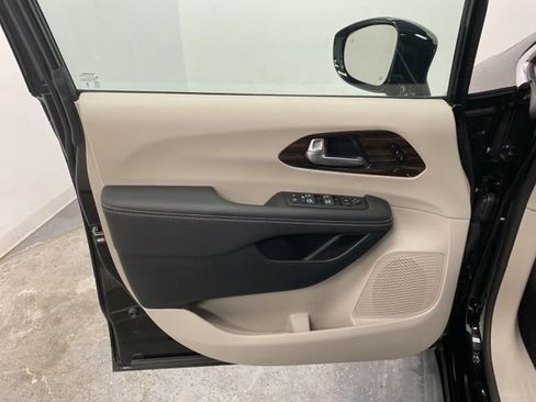 Used 2024 Chrysler Pacifica Limited image 23