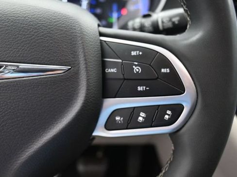 Used 2023 Chrysler Pacifica Touring-L FWD image 17