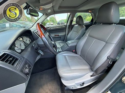 Used 2005 Chrysler 300 Touring RWD image 12