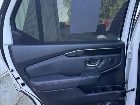 Used 2025 Honda Pilot Black Edition image 12