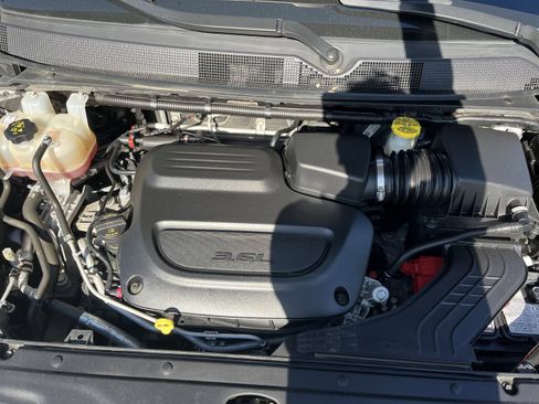 Used 2023 Chrysler Pacifica Touring-L FWD image 9