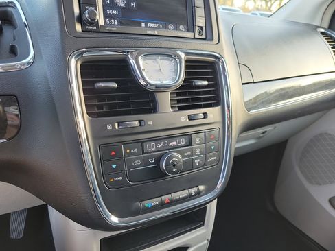 Used 2016 Chrysler Town & Country Touring image 19