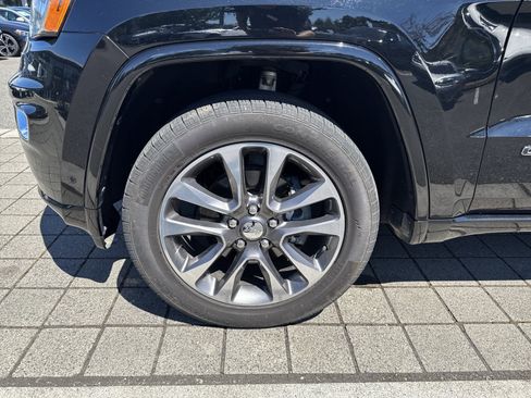 Used 2017 Jeep Grand Cherokee Overland w/ Jeep Active Safety Group AWD/4WD image 4