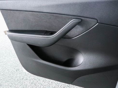 Used 2022 Tesla Model Y Long Range AWD/4WD image 19