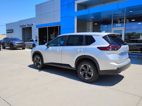Used 2025 Nissan Rogue SV AWD/4WD image 10