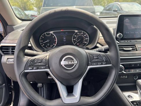 Used 2025 Nissan Altima 2.5 SV FWD image 28