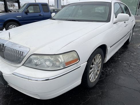 Used 2004 Lincoln Town Car Executive image 5