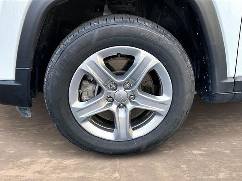 Used 2024 Jeep Compass Latitude image 30