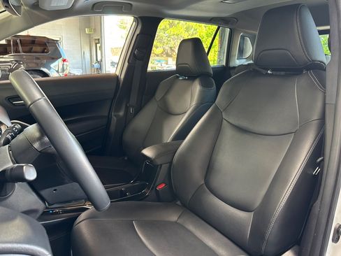 Used 2023 Toyota Corolla Cross XLE w/ Convenience Package FWD image 5