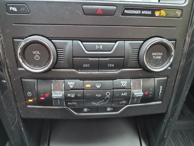 Used 2018 Ford Explorer XLT w/ Equipment Group 202A AWD/4WD image 17
