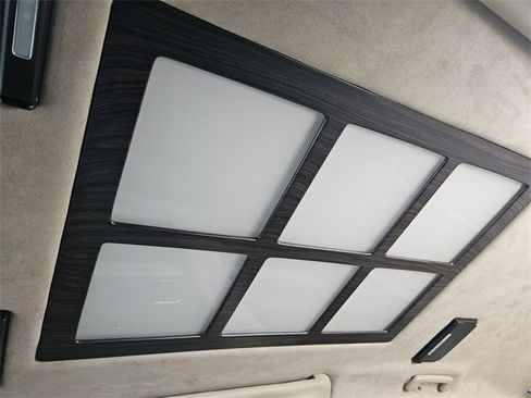 Used 2019 Lincoln Continental Select image 32