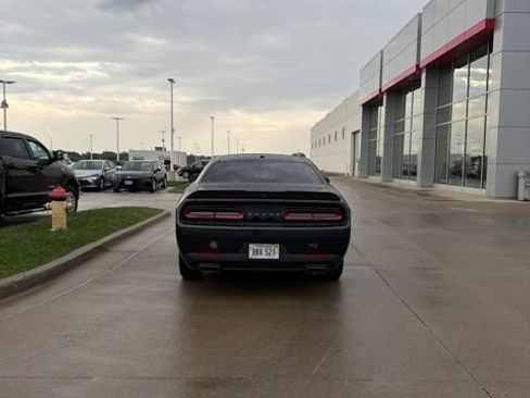 Used 2019 Dodge Challenger SXT RWD image 5