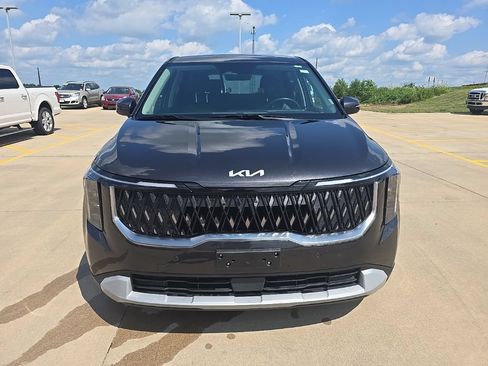 Used 2025 Kia Carnival FWD image 2