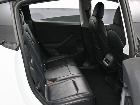 Used 2022 Tesla Model Y Long Range image 37
