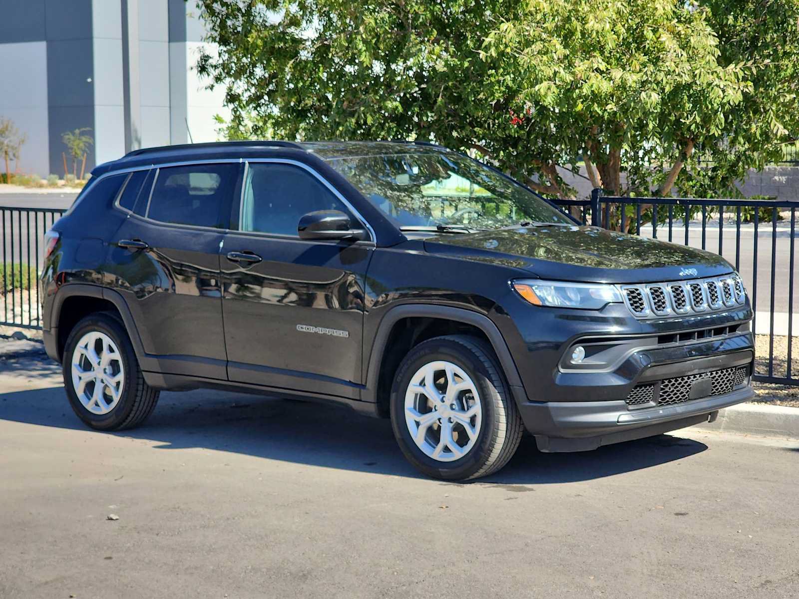 Used 2024 Jeep Compass Latitude AWD/4WD image 2