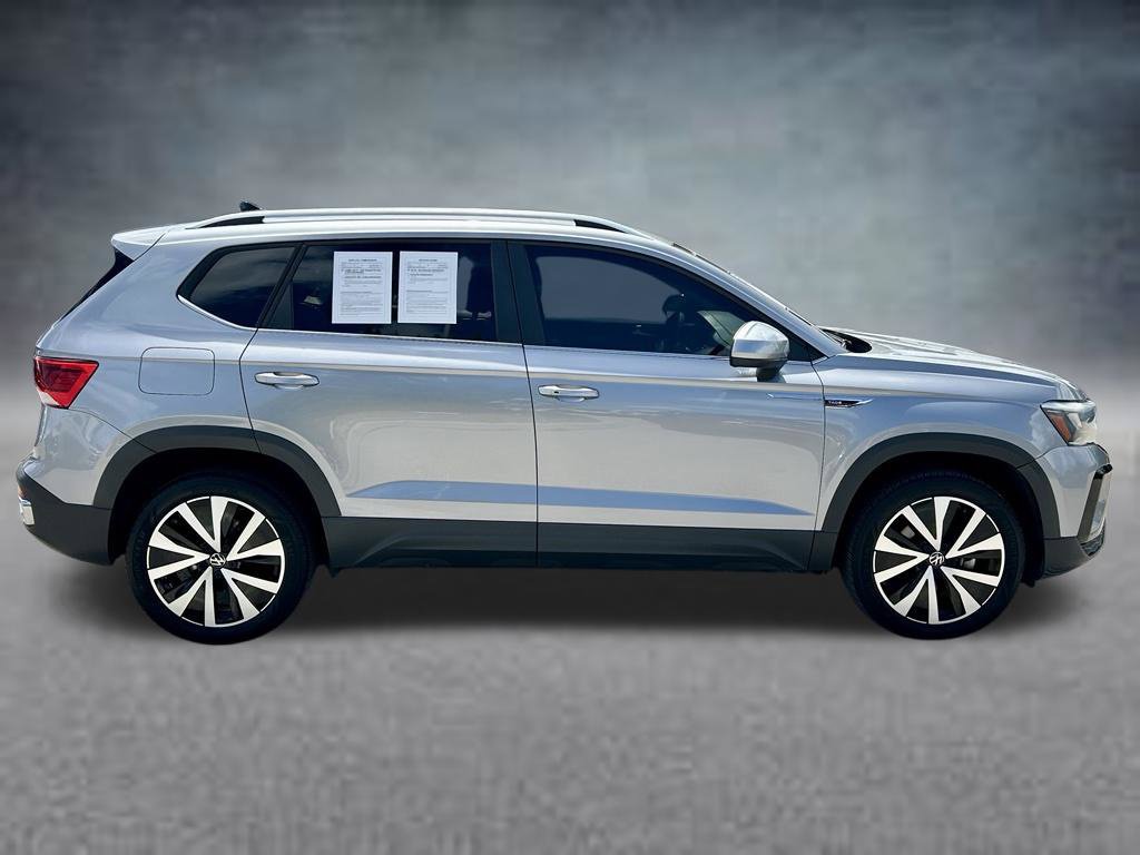 Used 2022 Volkswagen Taos SE FWD image 4