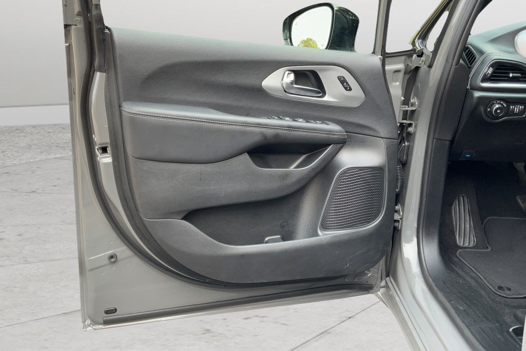 Used 2025 Chrysler Pacifica Limited FWD image 10
