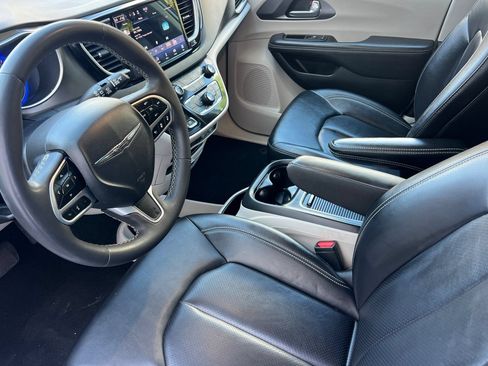 Used 2024 Chrysler Pacifica Touring-L FWD image 10