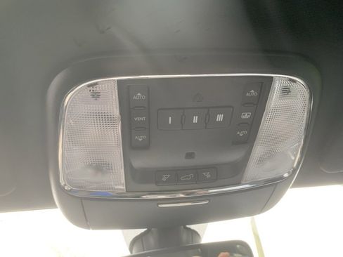 Used 2017 Jeep Grand Cherokee Limited w/ Luxury Group II image 25