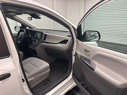 Used 2019 Toyota Sienna L image 10
