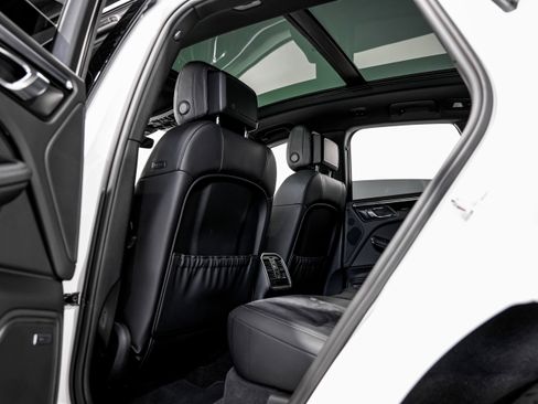 Used 2021 Porsche Macan S w/ Premium Package image 36