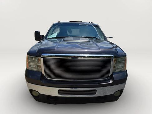 Used 2011 GMC Sierra 3500 SLT w/ SLT Convenience Package AWD/4WD image 2