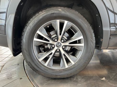 Used 2017 Toyota Highlander LE AWD/4WD image 32