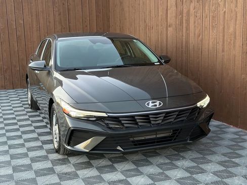 Used 2024 Hyundai Elantra SE image 9