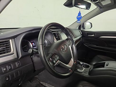 Used 2019 Toyota Highlander XLE image 14