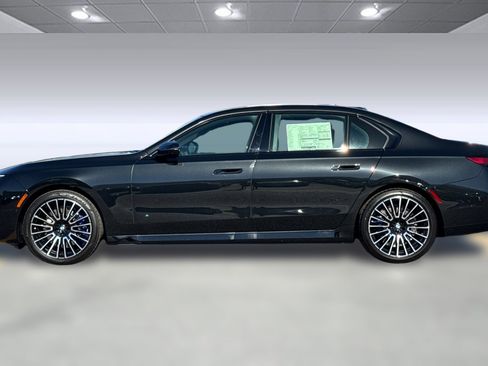 New 2025 BMW 740i image 2
