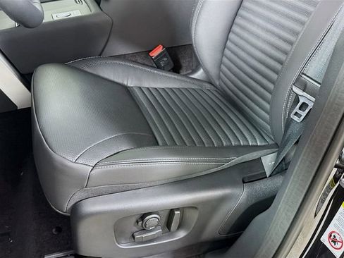 New 2026 Land Rover Discovery Dynamic SE image 22